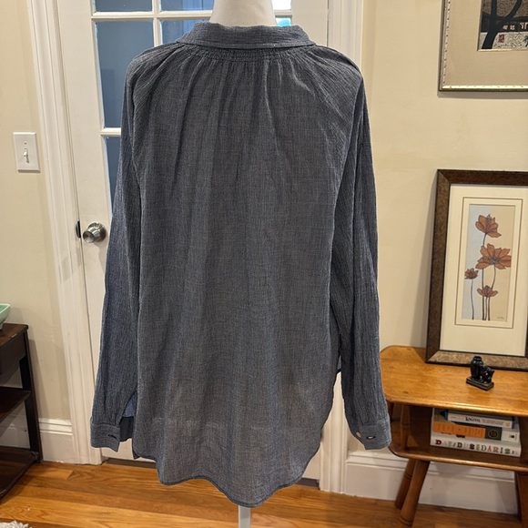 LOFT woman’s blue pullover blouse with 5-button close.  Size L - Picture 4 of 7